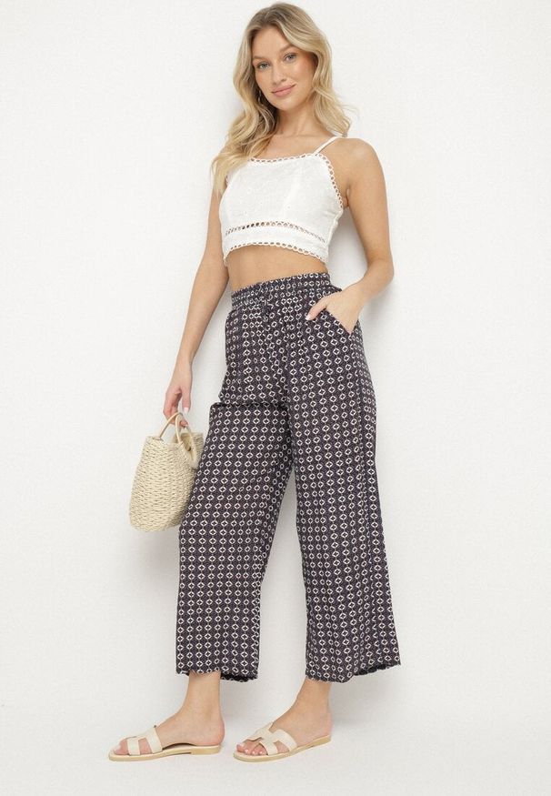 Born2be - Granatowe Szerokie Spodnie z Wysokim Stanem w Geometryczny Wzór Sarivan. Stan: podwyższony. Kolor: niebieski. Materiał: bawełna. Wzór: geometria