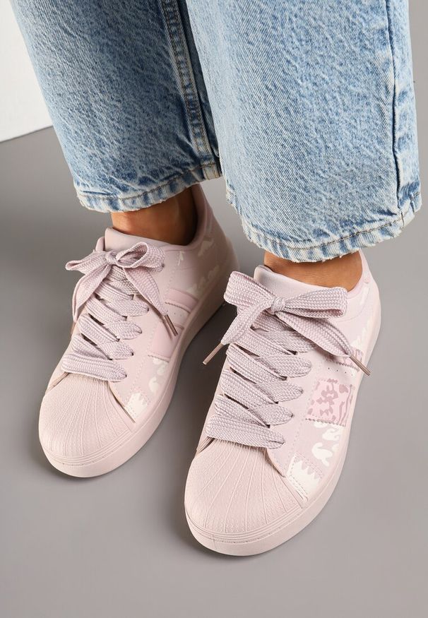 Born2be - Różowe Sneakersy Ozdobione Geometrycznym Wzorem Seldisa. Okazja: na co dzień. Kolor: różowy. Materiał: jeans. Wzór: aplikacja, geometria