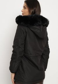 Born2be - Czarna Dwustronna Kurtka Parka z Odpinanym Kapturem i Futrzaną Podszewką Zinnalea. Okazja: na spacer. Kolor: czarny. Materiał: futro. Wzór: gładki. Styl: elegancki #6