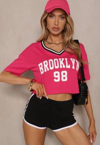 Renee - Fuksjowy T-shirt z Bawełny Ozdobiony Napisem Lireline. Okazja: na co dzień. Kolor: różowy. Materiał: bawełna. Wzór: napisy, aplikacja. Styl: klasyczny, elegancki, casual #3