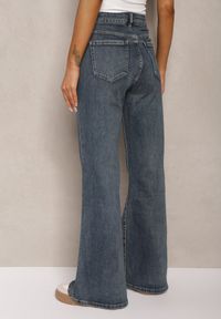 Renee - Granatowe Bawełniane Jeansowe Spodnie o Kroju Dzwonów High Waist Evirae. Okazja: na co dzień. Stan: podwyższony. Kolor: niebieski. Materiał: jeans, bawełna. Styl: elegancki, casual, klasyczny, retro