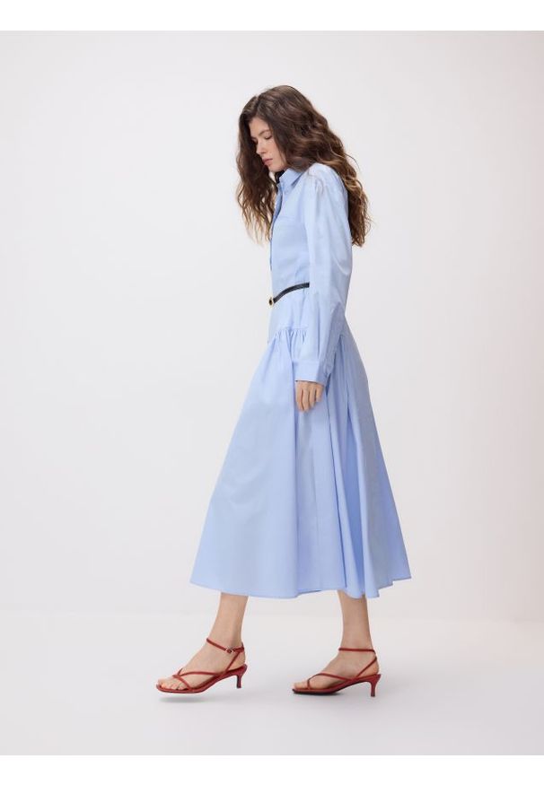 Reserved - Bawełniana szmizjerka z paskiem - jasnoniebieski. Kolor: niebieski. Materiał: bawełna. Typ sukienki: szmizjerki