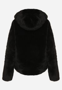 Born2be - Czarna Kurtka Futrzana z Nieodpinanym Kapturem Lanasia. Okazja: na co dzień. Kolor: czarny. Materiał: futro. Styl: elegancki, casual #3