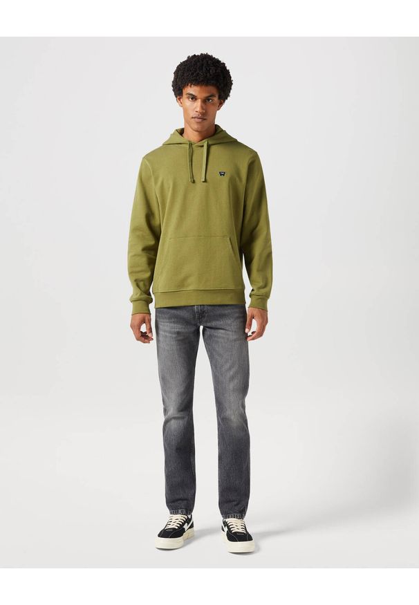 Wrangler - WRANGLER SIGN OFF HOODIE MĘSKA BLUZA Z KAPTUREM NIEROZPINANA DUSTY OLIVE 112350546 W651017998. Typ kołnierza: kaptur