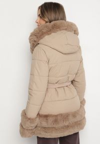Born2be - Beżowa Taliowana Kurtka z Paskiem Kapturem i Ozdobnym Futrem Rainaria. Okazja: na co dzień, do pracy, na spotkanie biznesowe. Kolor: beżowy. Materiał: futro. Styl: biznesowy, casual, retro, elegancki #7