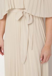Born2be - Beżowa Sukienka Plisowana z Szeroką Falbaną Przy Dekolcie Dinara. Kolor: beżowy. Styl: wizytowy. Długość: maxi #4