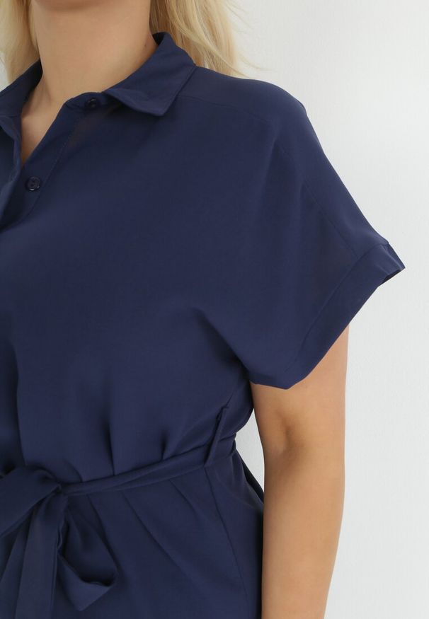 Born2be - Granatowa Koszulowa Sukienka z Krótkim Rękawem i Wiązaniem w Pasie Mistie. Kolekcja: plus size. Kolor: niebieski. Materiał: materiał. Długość rękawa: krótki rękaw. Wzór: gładki. Sezon: lato, wiosna. Typ sukienki: koszulowe. Długość: midi