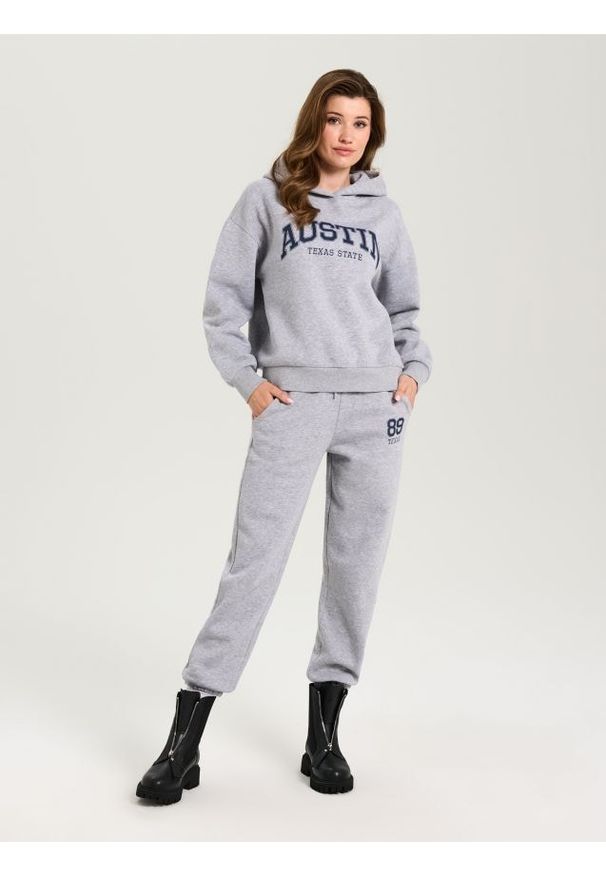 Sinsay - Spodnie dresowe - szary. Kolor: szary. Materiał: dresówka