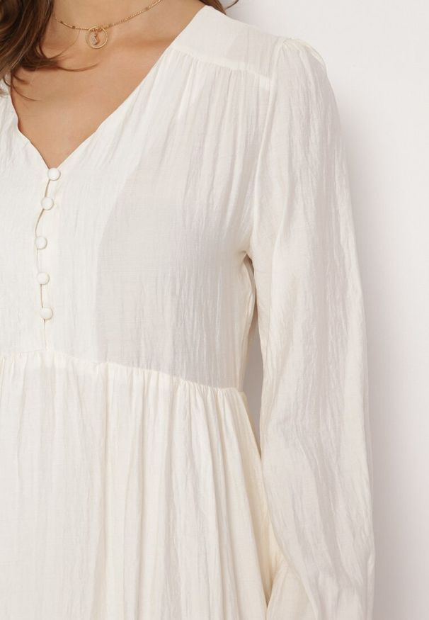 Born2be - Jasnobeżowa Sukienka Pudełkowa Maxi Ozdobiona Przeszyciami i Guziczkami Kedora. Kolor: beżowy. Wzór: aplikacja. Sezon: jesień, wiosna. Długość: maxi