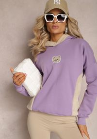 Renee - Jasnofioletowa Bluza z Bawełny z Ozdobną Naszywką z Misiem i Polarowym Kapturem Hecatia. Typ kołnierza: kaptur. Kolor: fioletowy. Materiał: polar, bawełna. Wzór: aplikacja