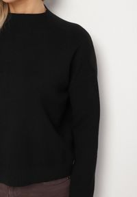Born2be - Czarny Gładki Sweter o Pudełkowym Kroju ze Stójką Unessa. Okazja: na co dzień. Typ kołnierza: kołnierzyk stójkowy. Kolor: czarny. Materiał: jeans. Wzór: gładki. Styl: casual