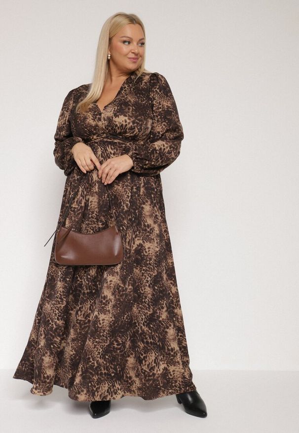 Born2be - Brązowa Rozkloszowana Sukienka w Cętki Reinafa. Okazja: na co dzień. Kolor: brązowy. Styl: casual