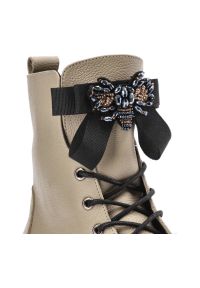 Beżowe Botki Karino Modne Obuwie Damskie. Kolor: beżowy. Materiał: futro, jeans, syntetyk. Obcas: na obcasie. Wysokość obcasa: średni #7