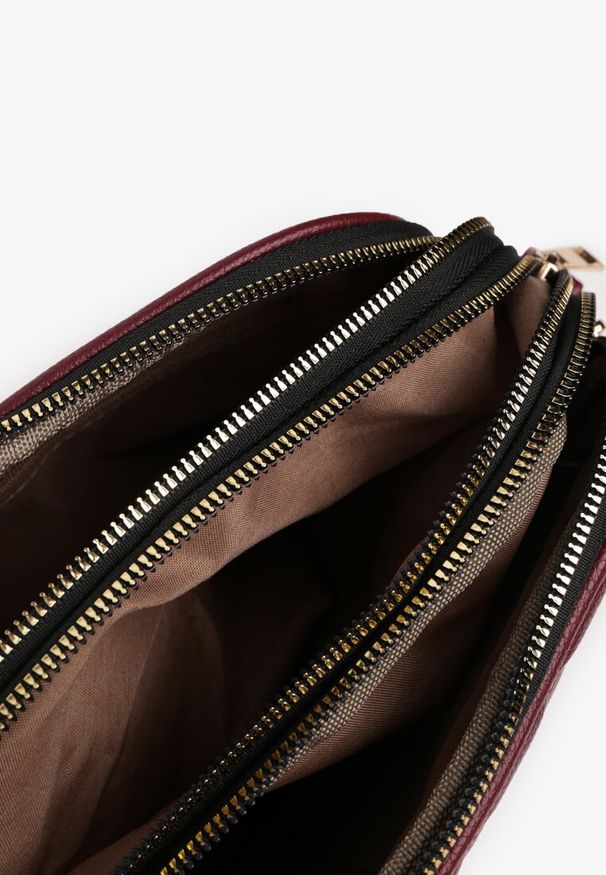 Renee - Bordowa Pikowana Torebka Ozdobiona Aplikacją i Paskiem z Regulacją Polila. Kolor: czerwony. Wzór: aplikacja. Dodatki: z aplikacjami. Materiał: pikowane. Styl: elegancki, casual