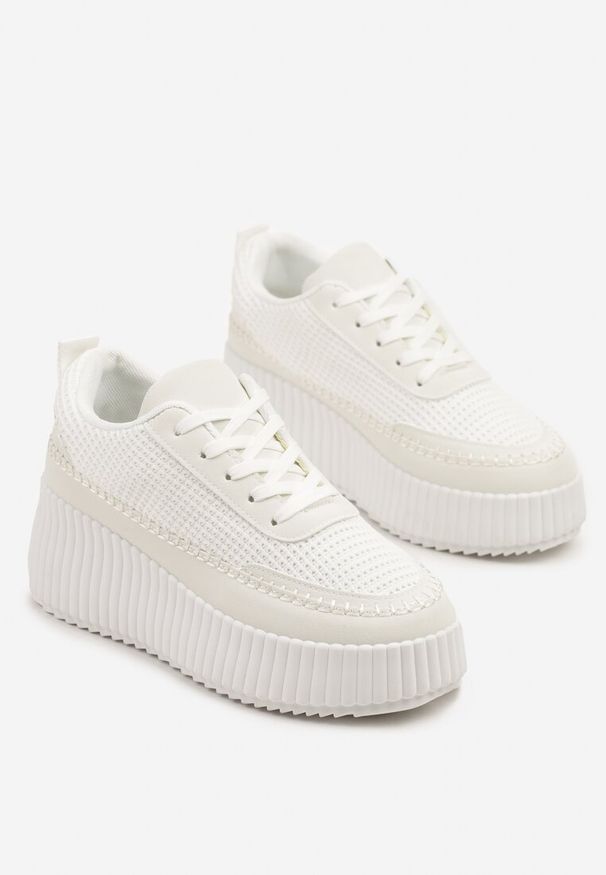 Renee - Białe Sneakersy na Tłoczonej Platformie z Ozdobnymi Przeszyciami Faloviela. Kolor: biały. Materiał: jeans. Obcas: na platformie