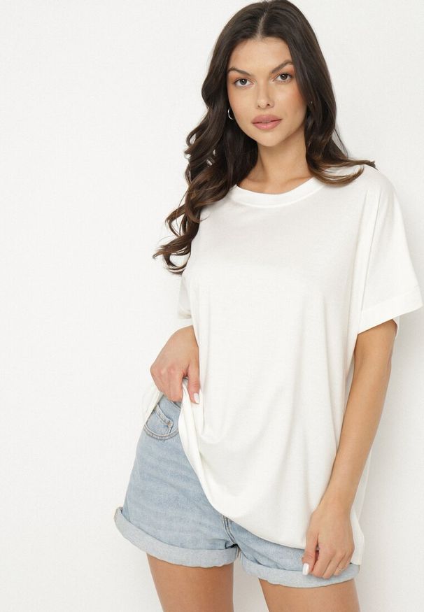 Born2be - Biały T-shirt z Wiskozą o Kroju Nietoperza Tanariona. Okazja: na co dzień. Kolor: biały. Materiał: wiskoza. Styl: casual