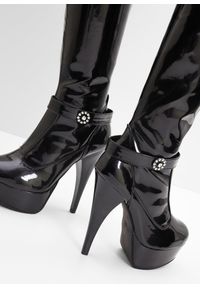 bonprix - Kozaki lakierowane na platformie o długości nad kolano. Kolor: czarny. Materiał: lakier. Obcas: na platformie #3