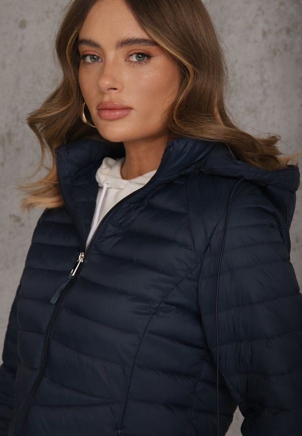Renee - Granatowa Przejściowa Kurtka Pikowana z Kapturem z Możliwością Odpięcia Pretiga. Okazja: na spacer. Typ kołnierza: kaptur. Kolor: niebieski. Materiał: jeans, nylon