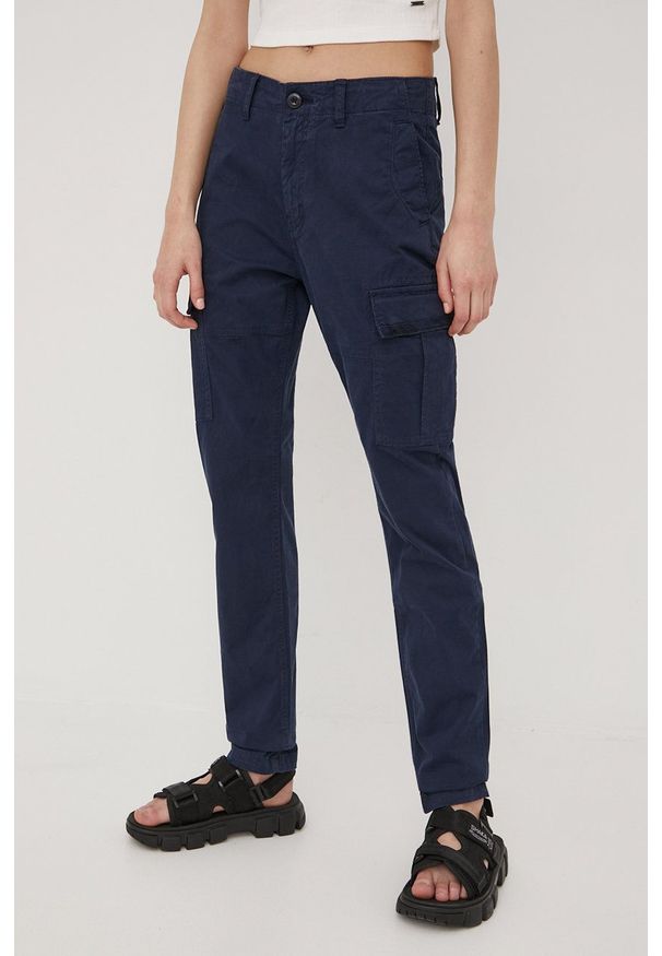Superdry spodnie damskie kolor granatowy fason cargo high waist. Stan: podwyższony. Kolor: niebieski. Materiał: bawełna, tkanina