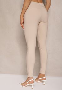 Renee - Beżowe Spodnie Skinny z Bawełną i Ozdobnymi Guzikami Arrimarela. Okazja: na co dzień. Stan: podwyższony. Kolor: beżowy. Materiał: bawełna. Styl: klasyczny, elegancki, casual #4