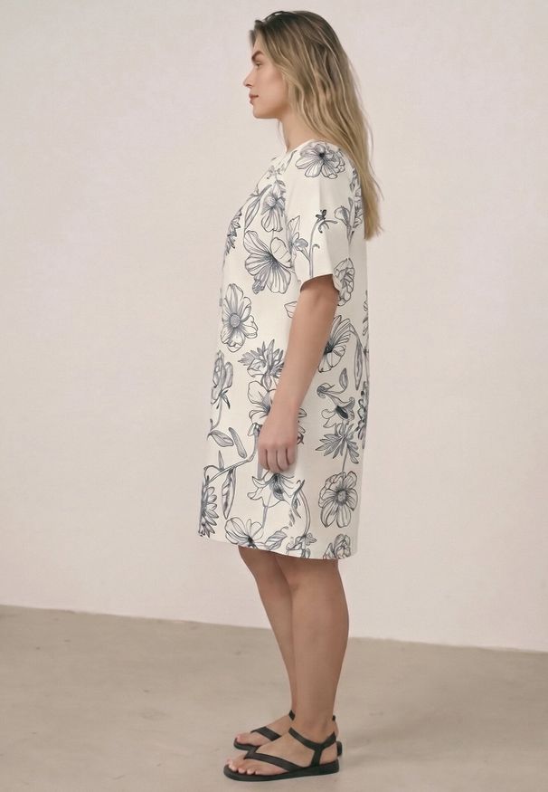 Born2be - Granatowo-Biała Sukienka z Wiskozy o Pudełkowym Kroju w Kwiatowy Print Reninca. Okazja: na co dzień. Kolekcja: plus size. Kolor: niebieski. Materiał: wiskoza. Wzór: kwiaty, nadruk. Sezon: lato. Typ sukienki: proste, dla puszystych. Styl: casual