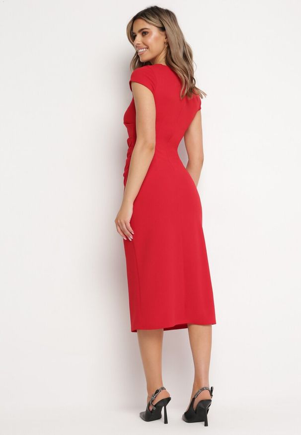 Born2be - Czerwona Sukienka Midi z Kwadratowym Dekoltem Revinane. Okazja: na co dzień. Typ kołnierza: dekolt kwadratowy. Kolor: czerwony. Styl: elegancki, casual. Długość: midi