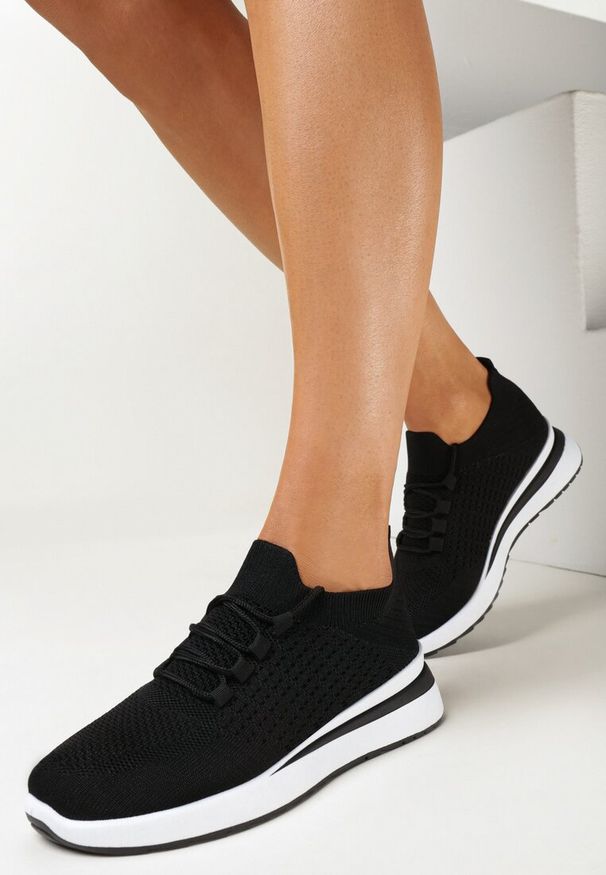 Born2be - Czarne Sneakersy Stessia. Okazja: na co dzień. Nosek buta: okrągły. Zapięcie: bez zapięcia. Kolor: czarny. Materiał: materiał. Szerokość cholewki: normalna. Wzór: jednolity