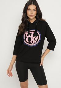 Born2be - Czarna Bluza z Kapturem i Rękawami 3/4 Zdobiona Nadrukiem Saniriora. Typ kołnierza: kaptur. Kolor: czarny. Materiał: jeans. Wzór: aplikacja, nadruk. Styl: klasyczny, elegancki #6