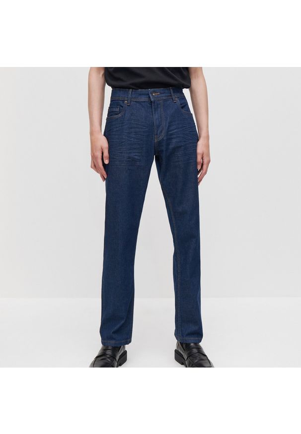 Reserved - Spodnie jeansowe regular -. Kolor: niebieski. Materiał: jeans