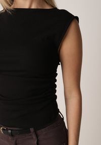 Born2be - Czarna Bluzka z Elastycznego Materiału z Dekoltem Łódką Megaris. Okazja: na co dzień. Typ kołnierza: dekolt w łódkę. Kolor: czarny. Materiał: materiał. Styl: casual, elegancki #8