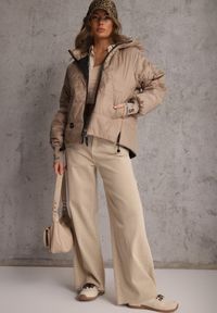 Renee - Ciemnobeżowa Pikowana Kurtka Puffer z Kapturem Ozdobiona Napisami Orellana. Okazja: na co dzień. Typ kołnierza: kaptur. Kolor: beżowy. Materiał: poliester, jeans. Wzór: aplikacja, napisy. Sezon: wiosna. Styl: casual #5