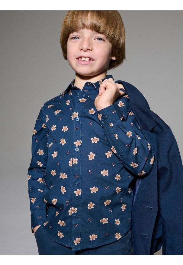 Sinsay - Bawełniana koszula z motywem świątecznym - granatowy. Kolor: niebieski. Materiał: bawełna. Styl: wizytowy