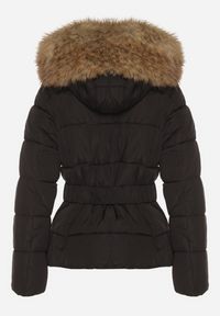Born2be - Czarna Pikowana Kurtka z Paskiem Nieodpinanym Kapturem i Futerkiem Retinda. Okazja: na co dzień, na spacer. Kolor: czarny. Materiał: futro. Styl: casual #6