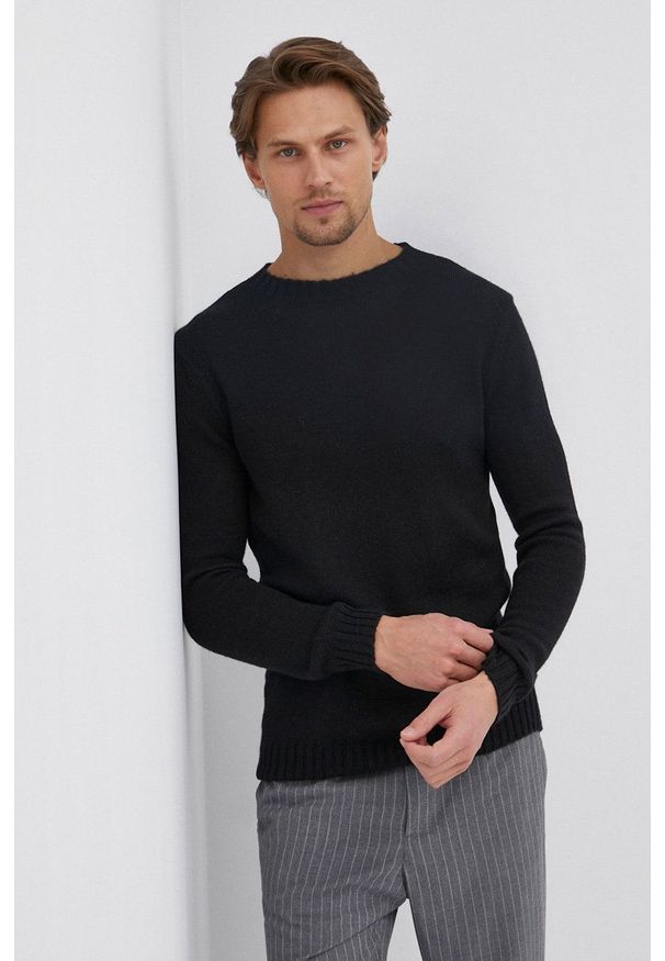 Sisley Sweter wełniany męski kolor czarny. Okazja: na co dzień. Kolor: czarny. Materiał: wełna. Długość rękawa: długi rękaw. Długość: długie. Styl: casual