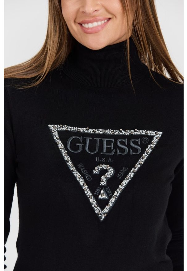 Guess - GUESS Czarny damski golf Piper Triangle z dużym logo. Typ kołnierza: golf. Kolor: czarny. Materiał: materiał, elastan, wiskoza, poliester. Styl: elegancki