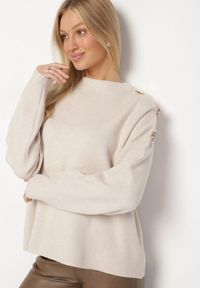 Born2be - Jasnobeżowy Sweter Ozdobiony Metalicznymi Guzikami Amentia. Typ kołnierza: golf. Kolor: beżowy. Materiał: jeans. Wzór: aplikacja. Styl: klasyczny
