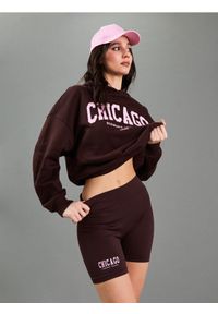 Sinsay - Prążkowane kolarki z napisem "Chicago Diamond League" - brązowy. Kolor: brązowy. Materiał: prążkowany. Wzór: napisy #1