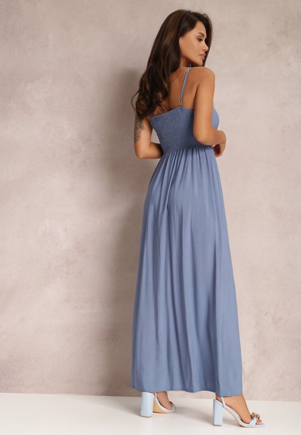 Renee - Niebieska Sukienka Sterinig. Kolor: niebieski. Materiał: bawełna. Długość rękawa: na ramiączkach. Typ sukienki: kopertowe. Długość: maxi