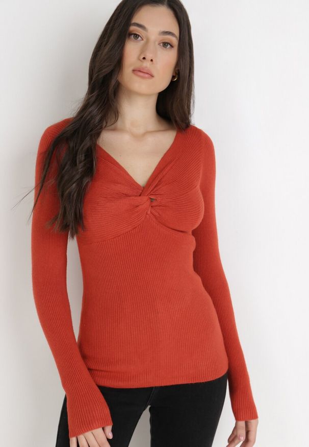 Born2be - Pomarańczowy Sweter Ampippe. Kolor: pomarańczowy. Materiał: prążkowany, dzianina. Długość rękawa: długi rękaw. Długość: długie. Wzór: aplikacja, jednolity