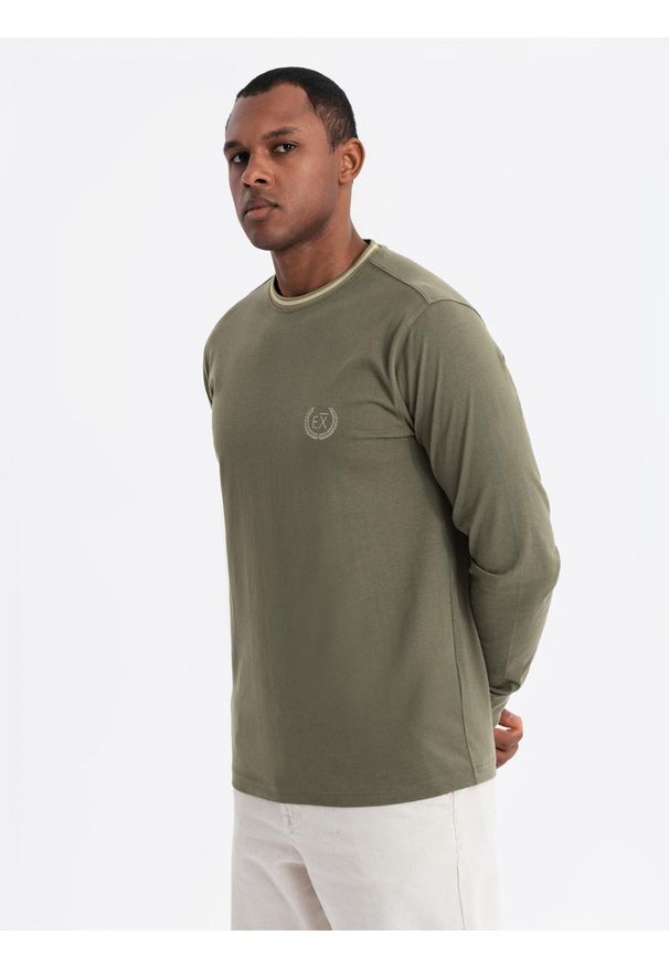 Ombre Clothing - Bawełniany męski longsleeve z dekoltem U w paski i haftem – oliwkowy V1 OM-LSCL-0128 - XXL. Kolor: oliwkowy. Materiał: bawełna. Długość rękawa: długi rękaw. Wzór: haft, paski. Styl: sportowy