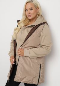 Born2be - Brązowa Pikowana Kamizelka Dwustronna z Kapturem i Troczkami Nevetiani. Typ kołnierza: kaptur. Kolor: brązowy. Materiał: jeans. Styl: elegancki #5