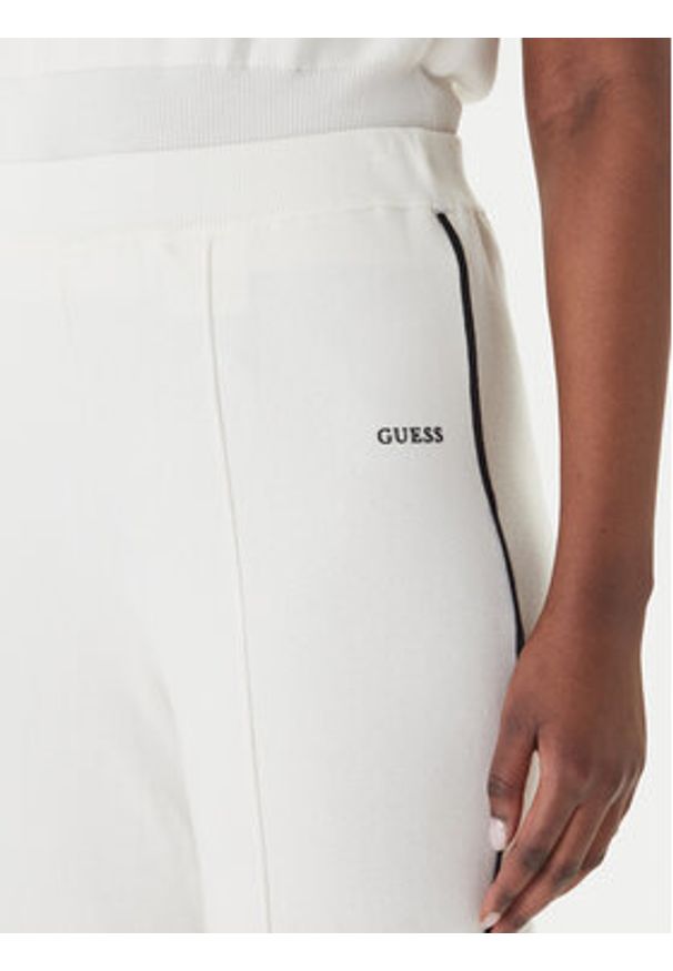 Guess Spodnie dzianinowe V6RB14 Z4642 Écru Regular Fit. Kolor: kremowy. Materiał: syntetyk