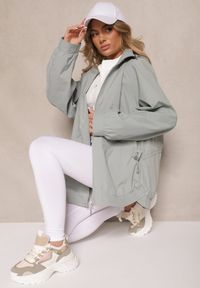 Renee - Jasnozielona Pudełkowa Kurtka o Kroju Parki ze Ściągaczem i Kapturem Sesailis. Okazja: na co dzień. Kolor: zielony. Materiał: jeans. Długość rękawa: długi rękaw. Długość: długie. Wzór: aplikacja. Styl: klasyczny, casual