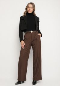 Born2be - Brązowe Garniturowe Spodnie o Szerokim Kroju z Paskiem ze Sprzączką Muszelką Saliavia. Okazja: na co dzień. Kolor: brązowy. Styl: klasyczny, casual, elegancki