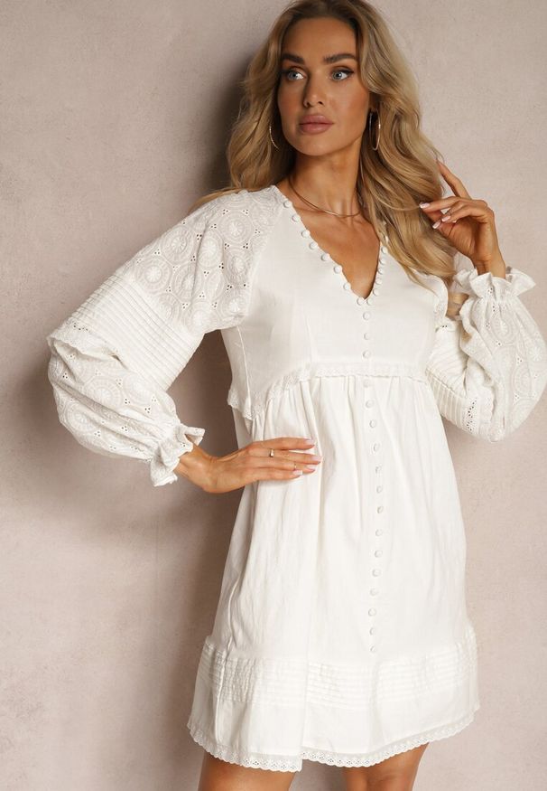 Renee - Biała Haftowana Sukienka w Stylu Boho z Bawełny Zdobiona Guzikami Elali. Okazja: na co dzień. Typ kołnierza: dekolt w kształcie V. Kolor: biały. Materiał: bawełna. Wzór: aplikacja, haft. Typ sukienki: trapezowe, proste. Styl: boho