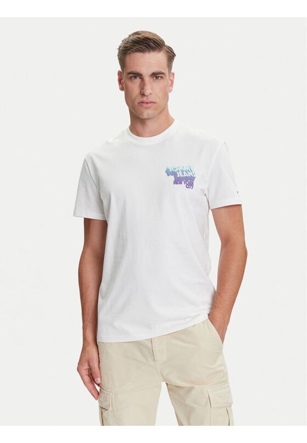 Tommy Jeans T-Shirt Stack Backprint DM0DM21589 Biały Regular Fit. Kolor: biały. Materiał: bawełna
