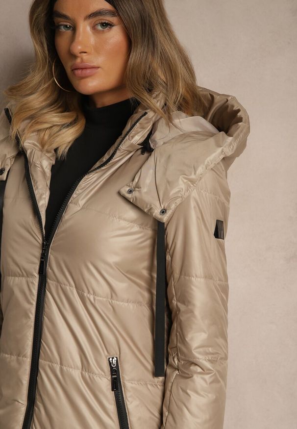 Renee - Jasnobrązowa Kurtka z Pikowanymi Przeszyciami i Ściągaczami po Bokach Balinne. Okazja: na spacer, na co dzień. Kolor: brązowy. Materiał: jeans. Styl: casual