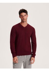 Reserved - Sweter z dekoltem V - kasztanowy. Kolor: brązowy. Materiał: dzianina, bawełna