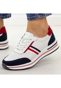 Biało granatowe skórzane półbuty damskie Jezzi 8467. Okazja: na co dzień. Nosek buta: okrągły. Zapięcie: sznurówki. Kolor: biały. Materiał: skóra. Szerokość cholewki: normalna. Sezon: wiosna, jesień, lato. Styl: casual, elegancki, sportowy, klasyczny #1