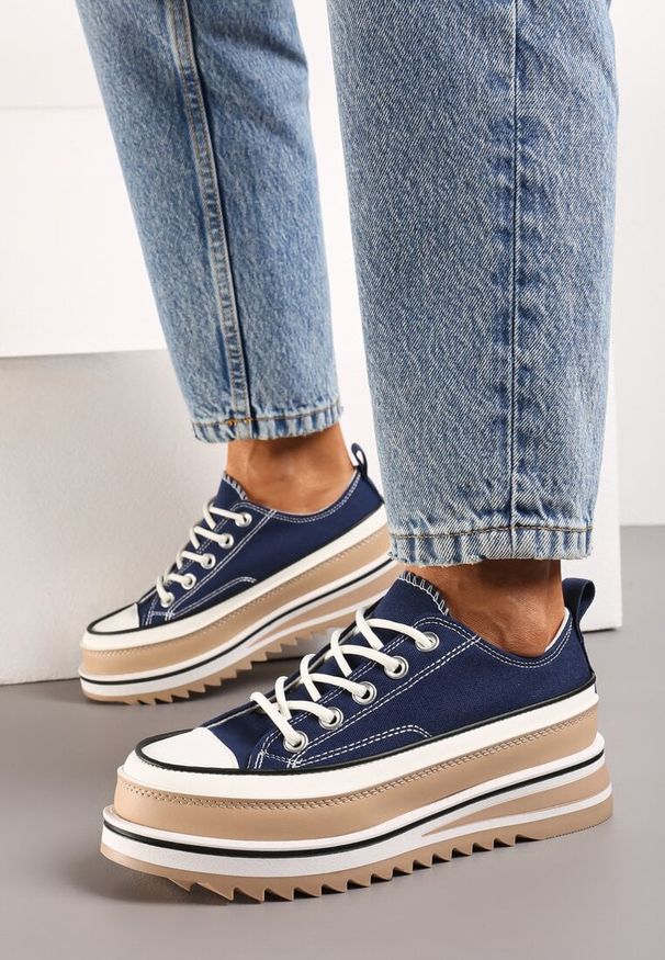 Renee - Granatowe Trampki na Ozdobnej Platformie ze Sznurowaniem Moonoria. Zapięcie: sznurówki. Kolor: niebieski. Materiał: jeans. Obcas: na platformie. Styl: klasyczny, elegancki